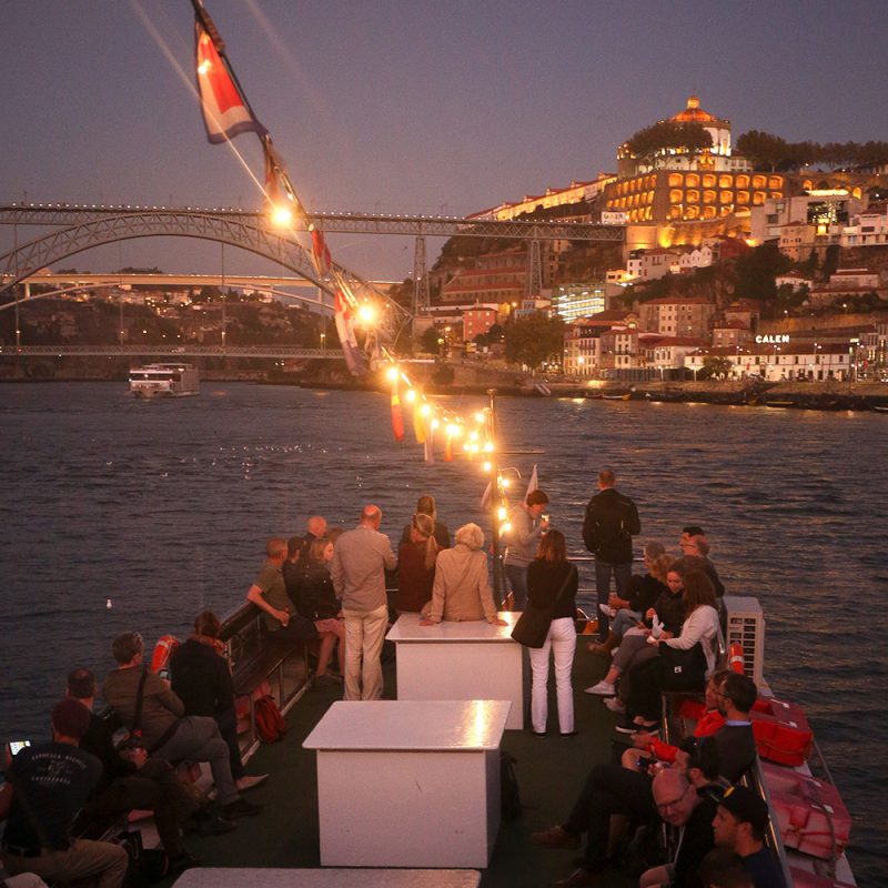 Das Bild zeigt den abendlichen Blick von einem Schiff auf Porto